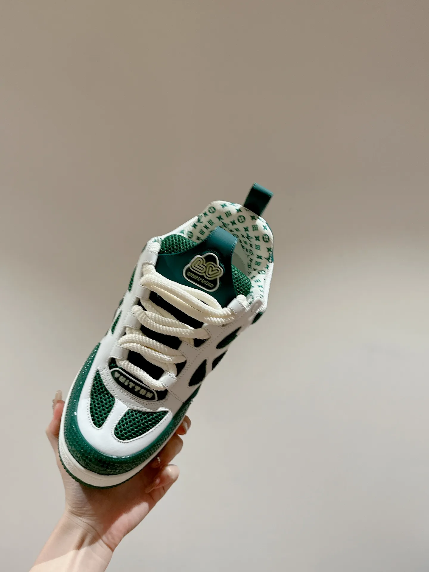👟👟Ex-factory price 800👟👟 Louis Vuiton·Louis Vuitton🍀 🍀 LV Skate series bread shoes-skateboard shoes-basketball shoes-casual sports shoes top version🔝original purchase, development and production👍🏻[Fireworks] LV Skate has continued The View professional skateboard shoes since 2020. This style continues the fat version of the 90s. Designers added playful touches such as an open mesh tongue and exaggerated laces that pay homage to Axion, es and DC. Unlike your typical skate shoe, this LVSK8 sneaker is made from nubuck leather with TPU trim and Monogram texture. Finally, there are the logos on the heel and tongue as well as the floral pattern on the side. ☑️ Fabric: Original customized first-layer cowhide + breathable mesh ☑️ Lining: Original imported breathable mesh ☑️ Size: Female 35-40 Male 39-44 (Female 40, Male 45.46 customized, non-refundable)